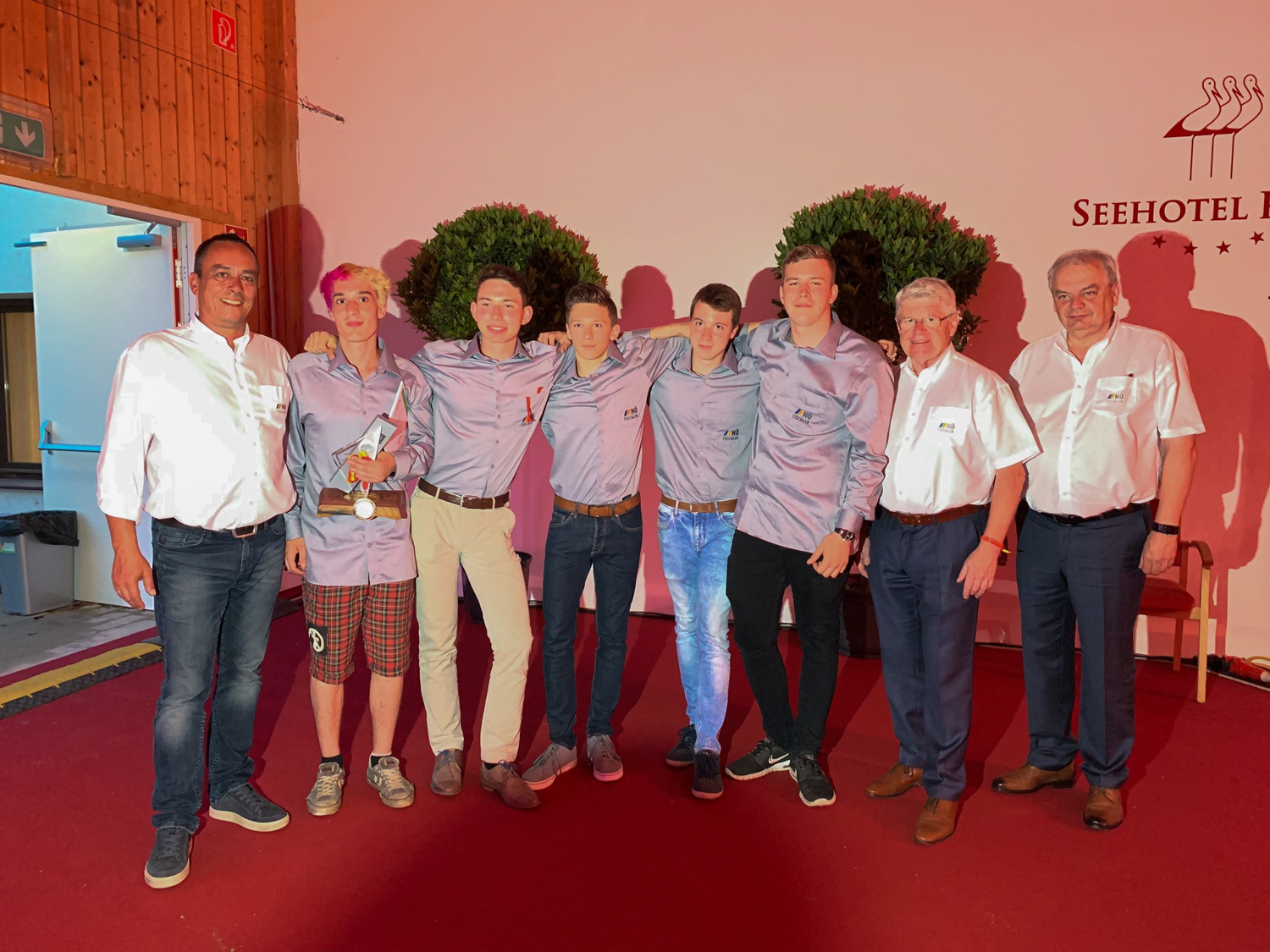 NÖ-Delegation; Landesinnungsmeister-Stellvertreter Stefan Zamecnik, Marcel Türk, Lehrlings aus Lehrjahren 1.-4., Landesinnungsmeister-Stellvertreter Johann Ostermann, Landesinnungsmeister Helmut Mitsch; Foto Lukas Fürst